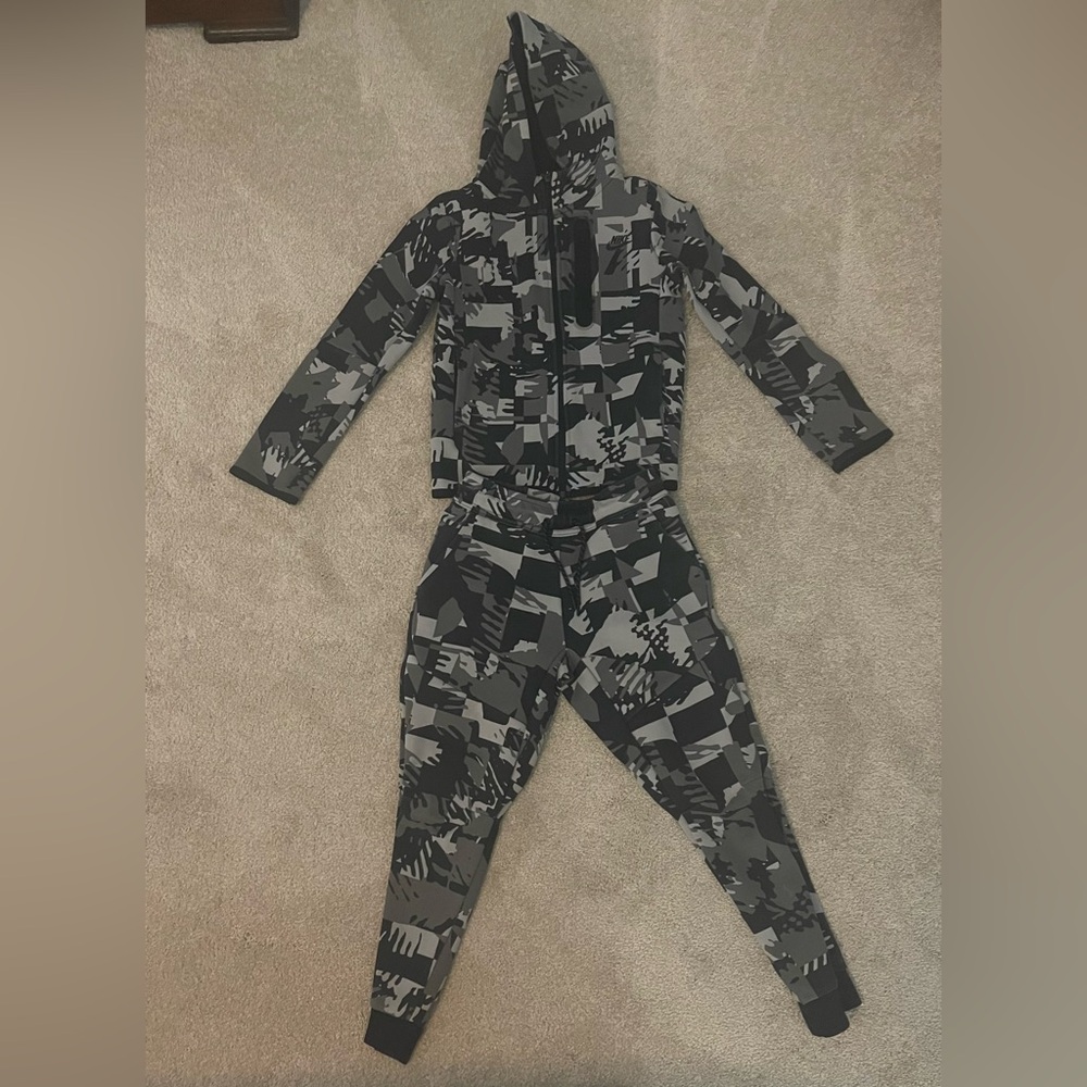 Nike boys tech jacket and matching pants